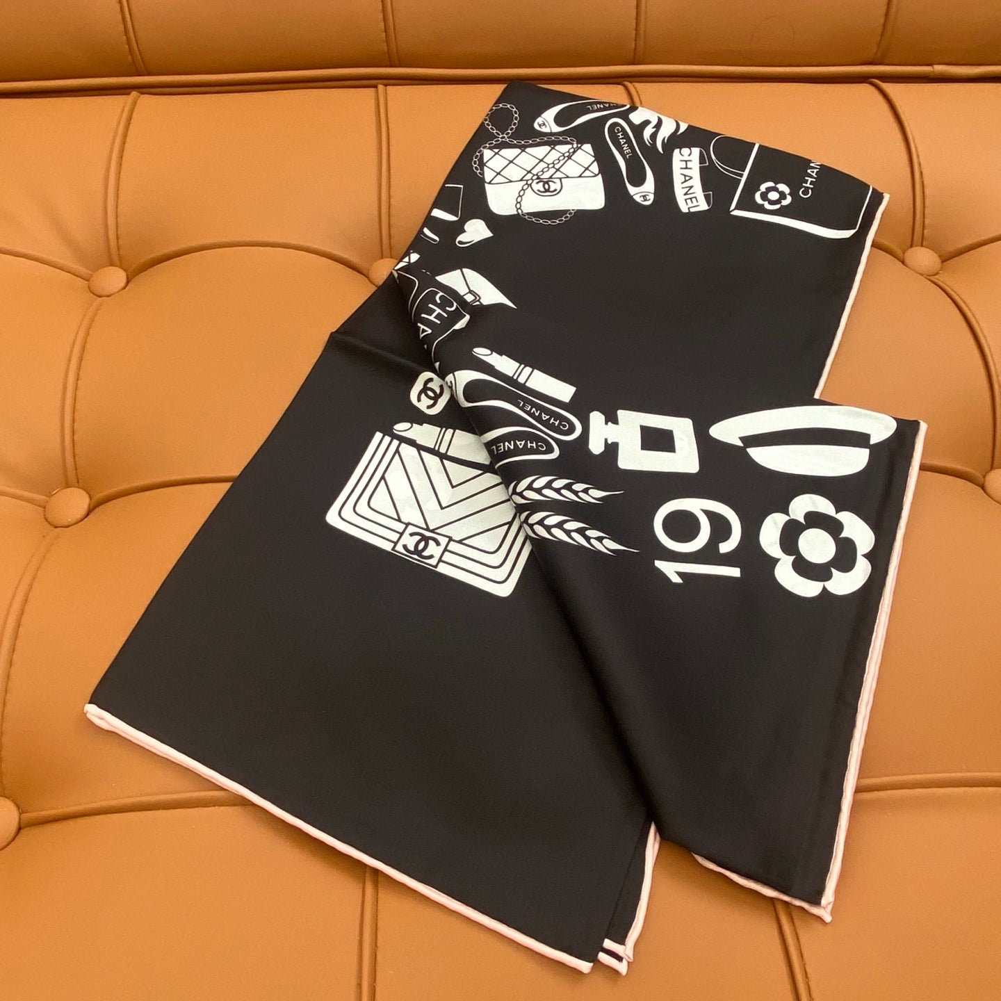 CHANEL 25S SCARF 90 IN SILK 703696