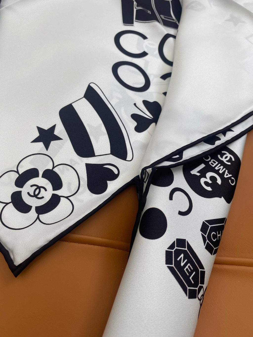 CHANEL 25S SCARF 90 IN SILK 703697