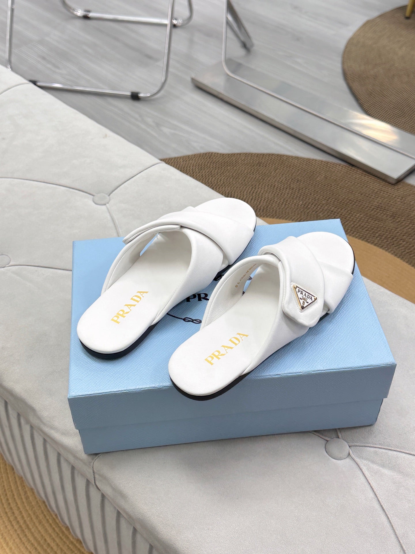 PRADA 25S SLIDE SANDALS IN WHITE CALFSKIN LOGO
