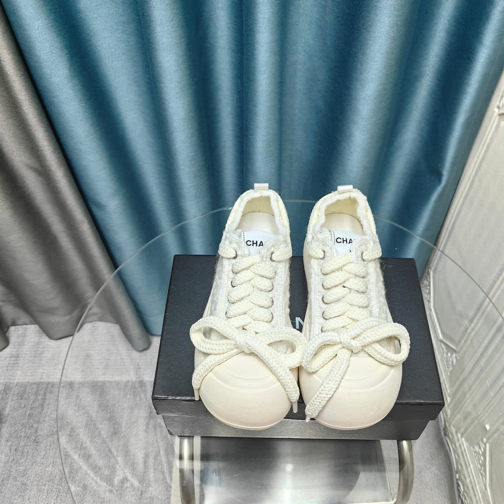 THICK-SOLED SHOES IN WHITE WOVEN WOOL