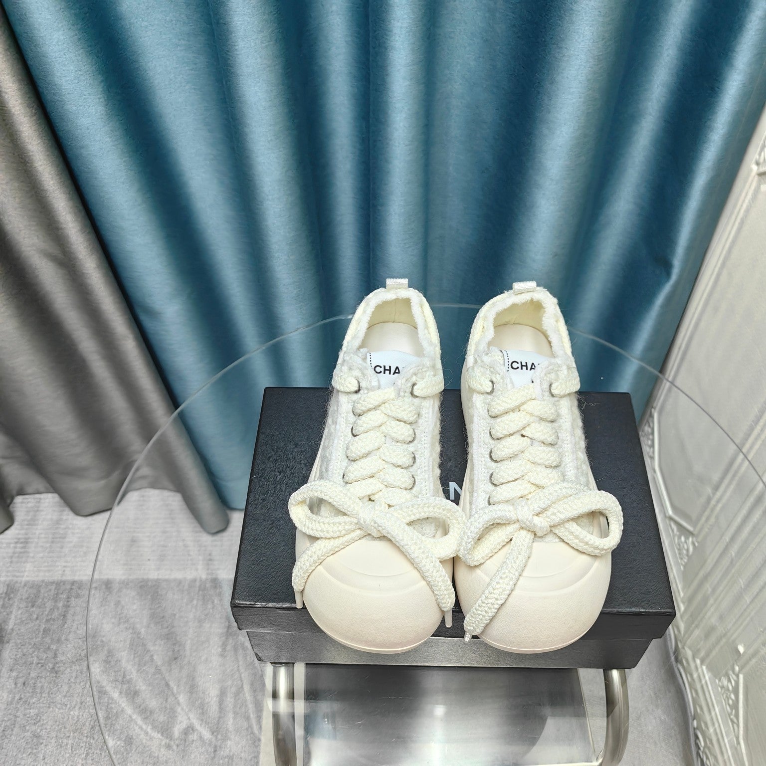 THICK-SOLED SHOES IN WHITE WOVEN WOOL