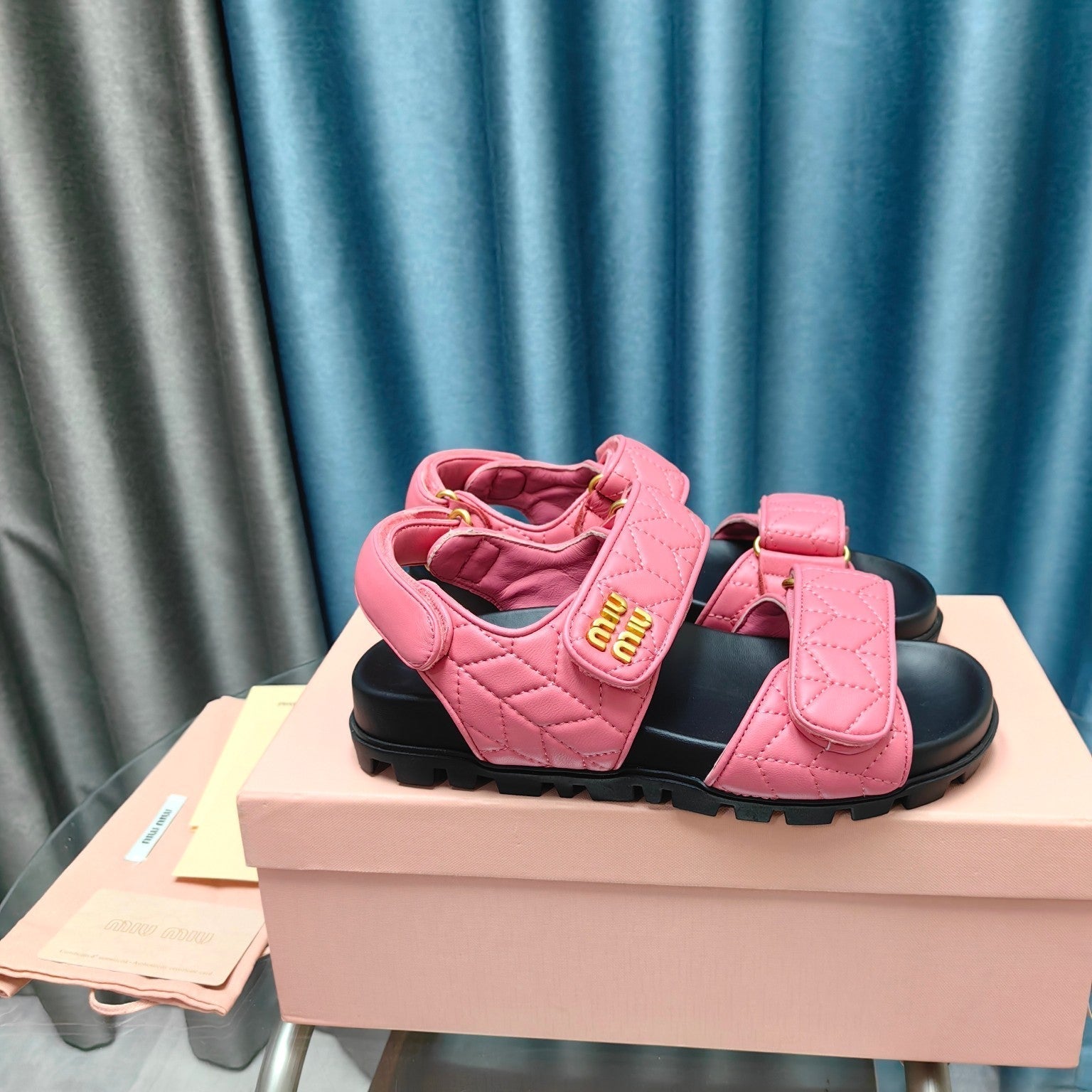 SANDALS BLACK MIX PINK SHEEPSKIN WITH HORIZONTAL STRAPS