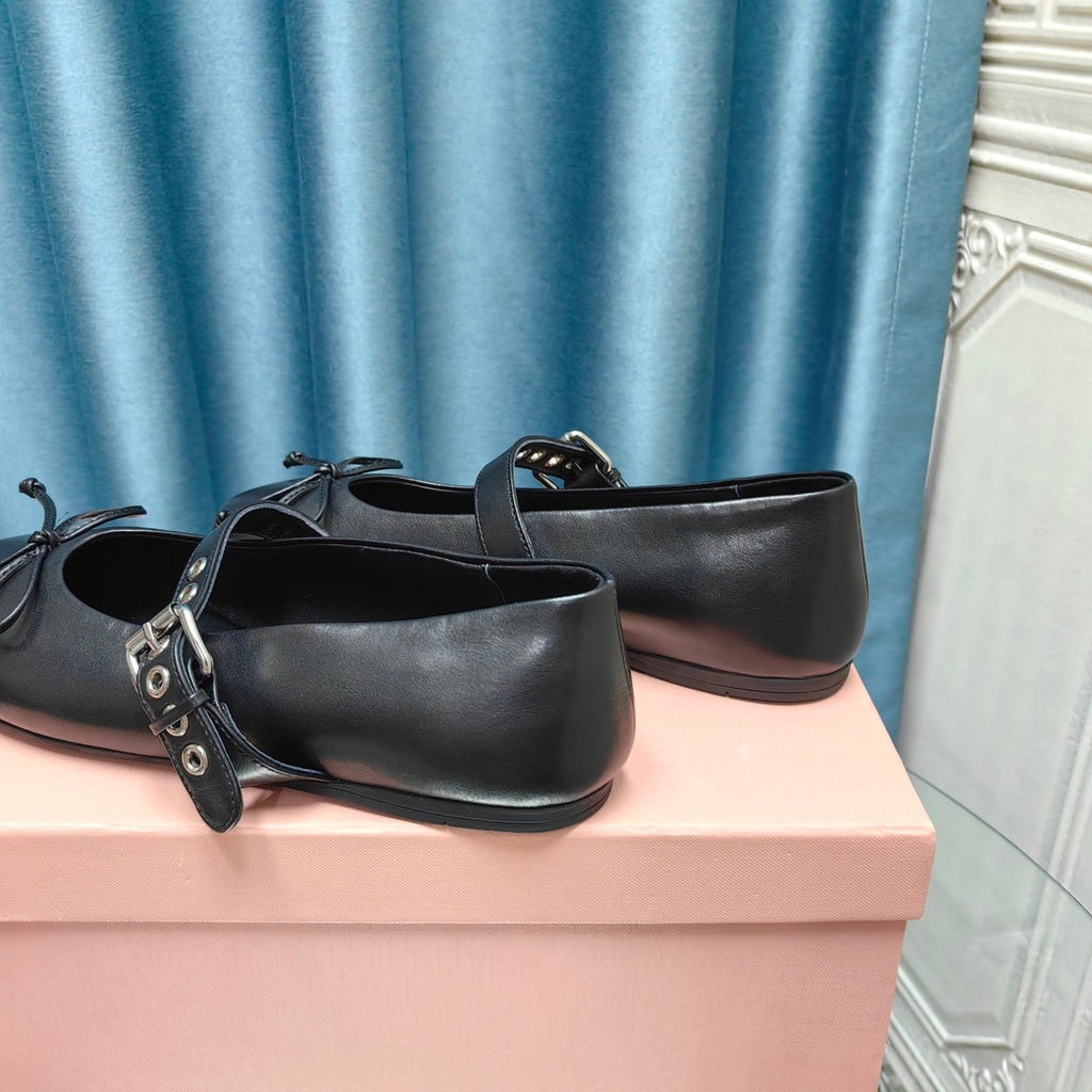 BLACK BALLET SHOES COWHIDE WITH BUTTON