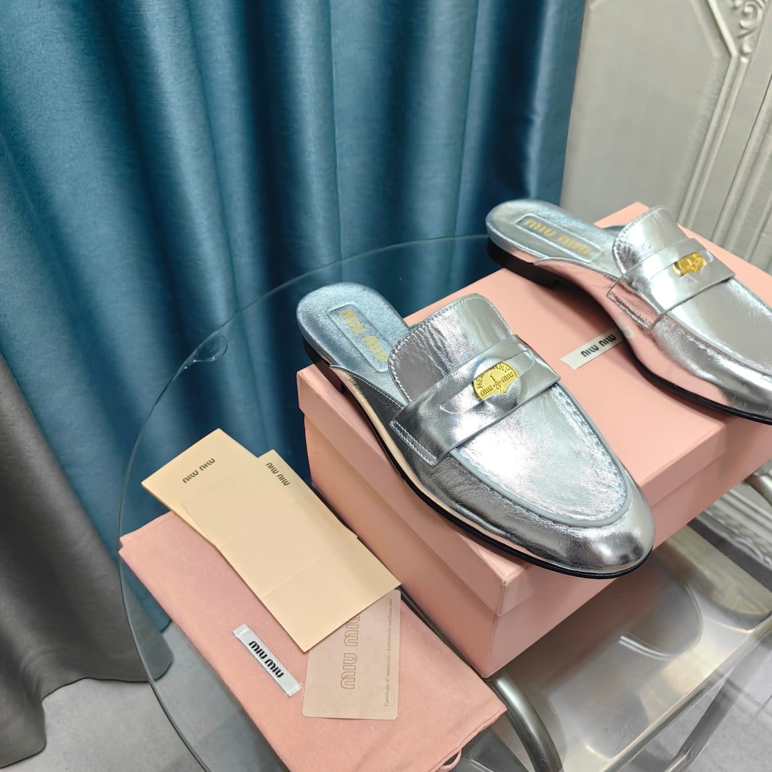 MULES SLIPPERS SILVER COWHIDE WITH GOLD COIN