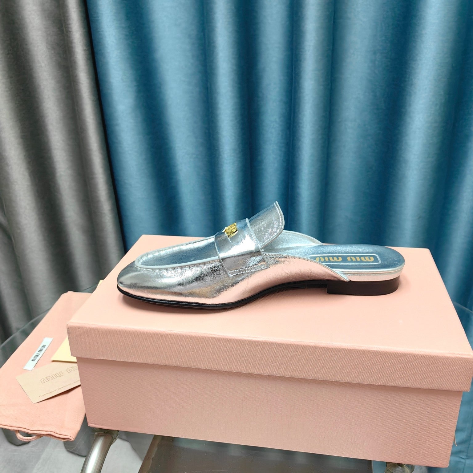 MULES SLIPPERS SILVER COWHIDE WITH GOLD COIN