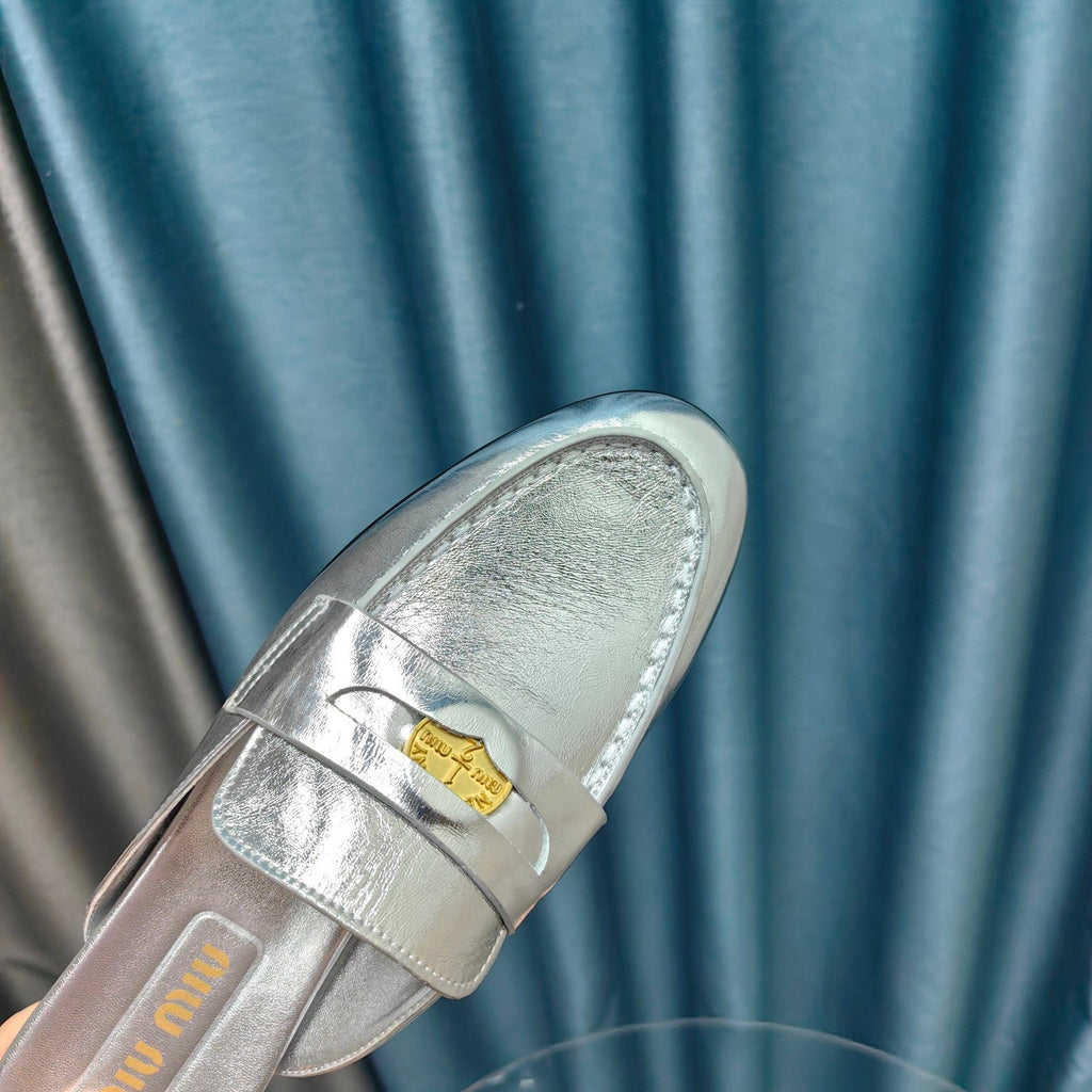 MULES SLIPPERS SILVER COWHIDE WITH GOLD COIN