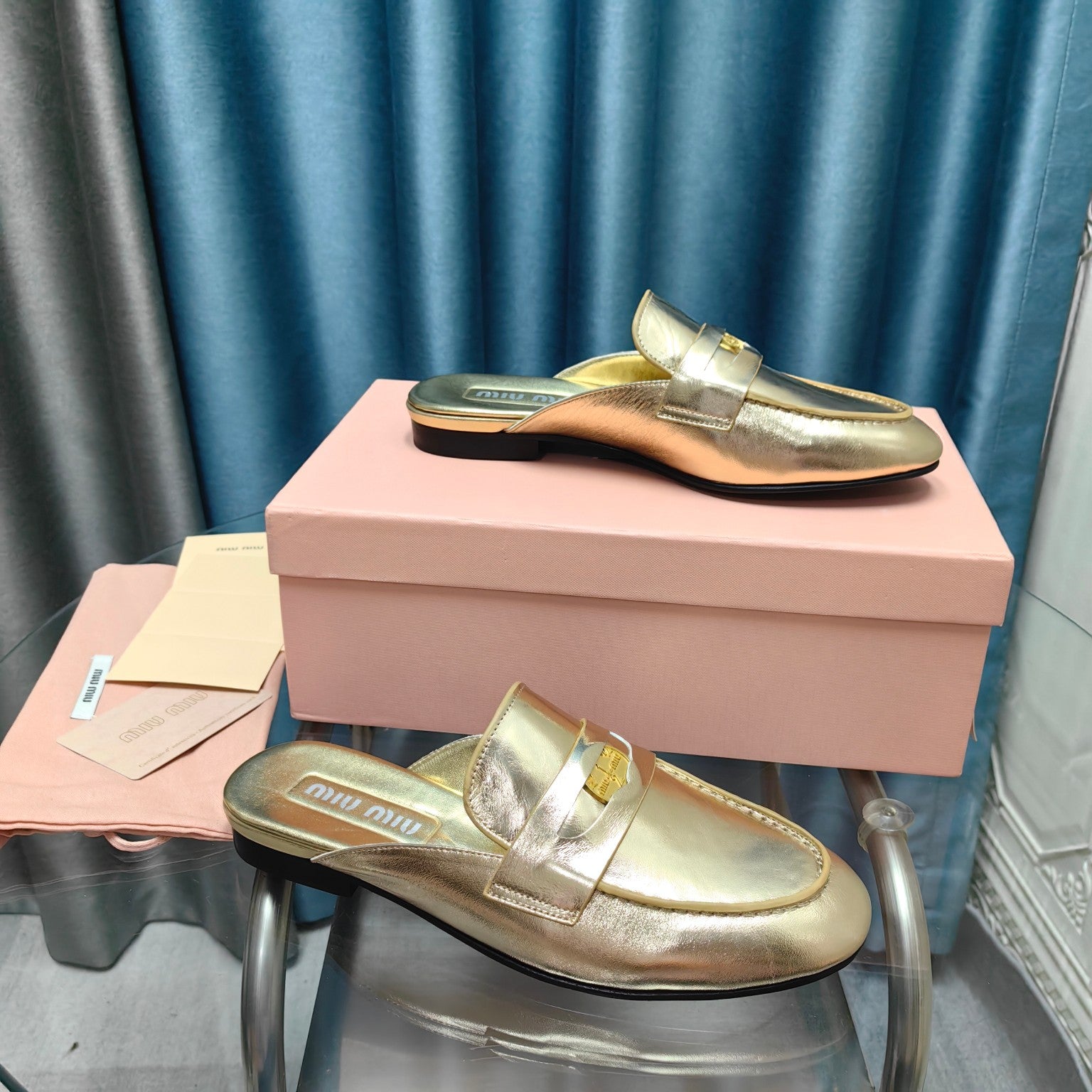 MULES SLIPPERS METALLIC GOLD COWHIDE WITH GOLD COIN