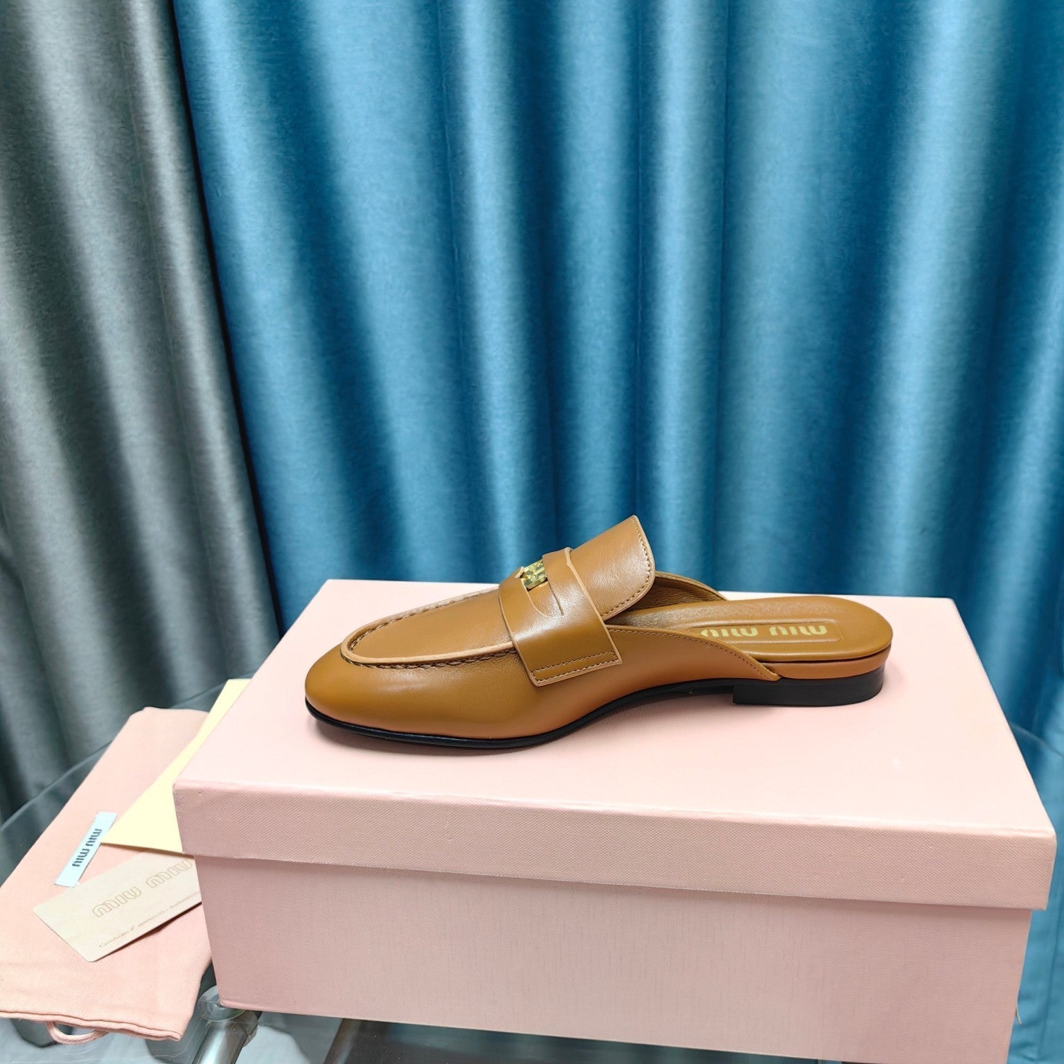 MULES SLIPPERS CARAMEL COWHIDE WITH GOLD COIN