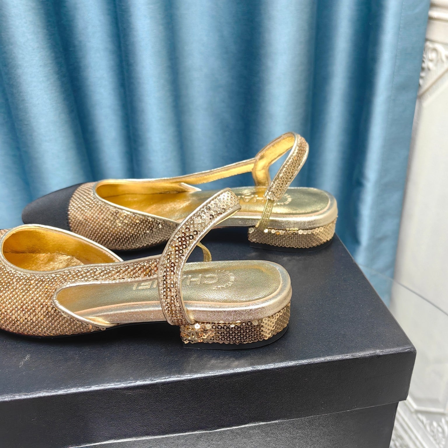 SLINGBACKS IN GLITTER GOLDEN LAMBSKIN