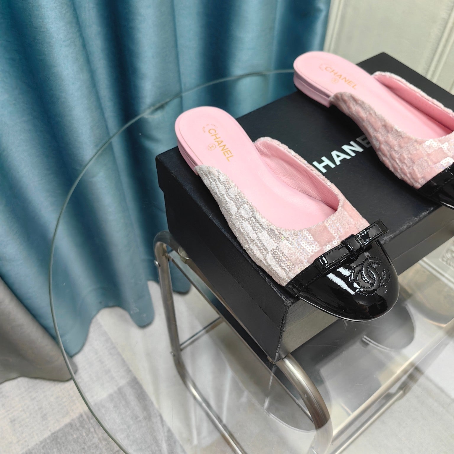 MULE IN LIGHT PINK SATIN AND BLACK LAMBSKIN