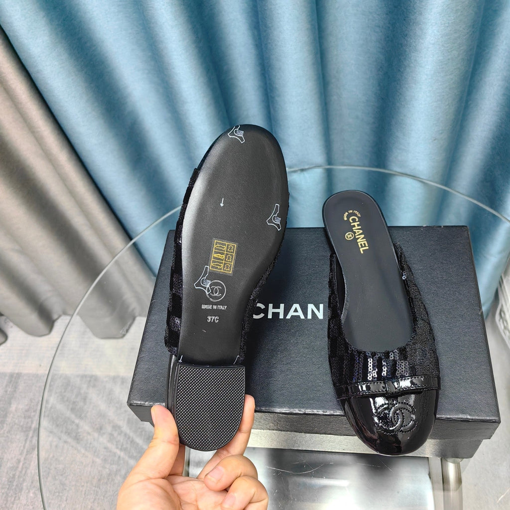 MULE IN BLACK SATIN AND LAMBSKIN