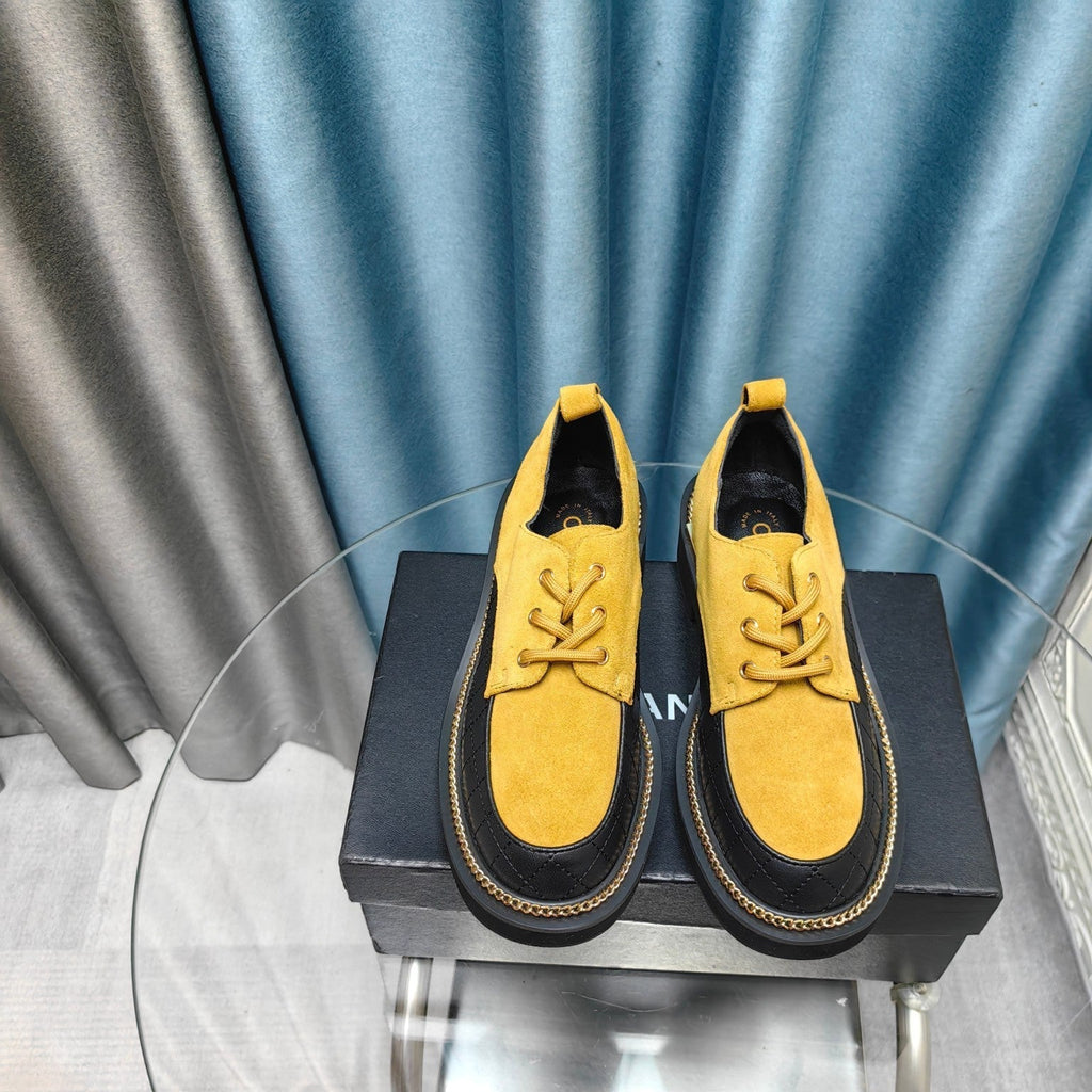 OXFORD SHOES IN GOLD YELLOW SUEDE AND BLACK SHEEPSKIN