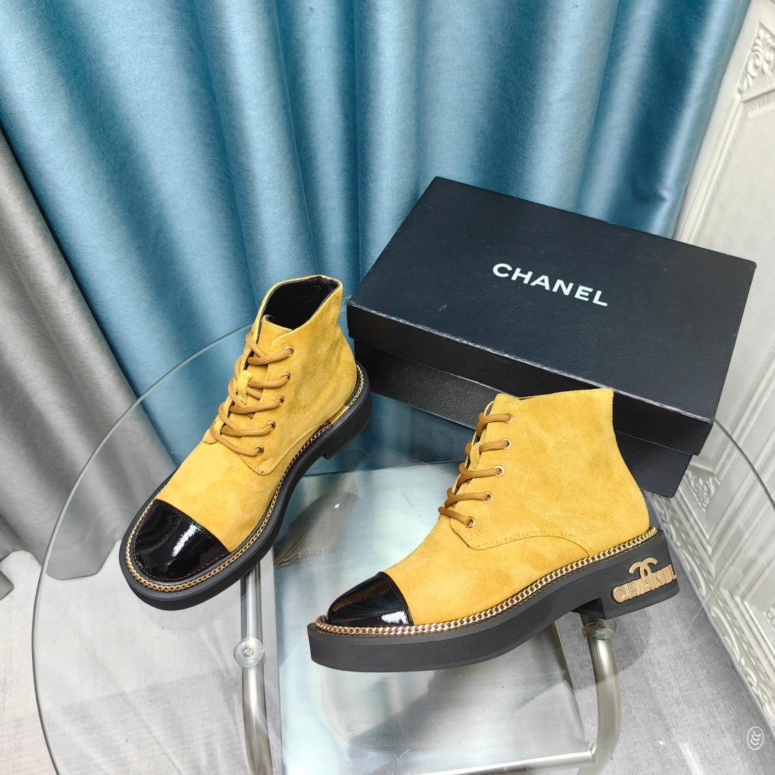 SHORT BOOTS IN GOLD YELLOW SUEDE AND BLACK SHEEPSKIN