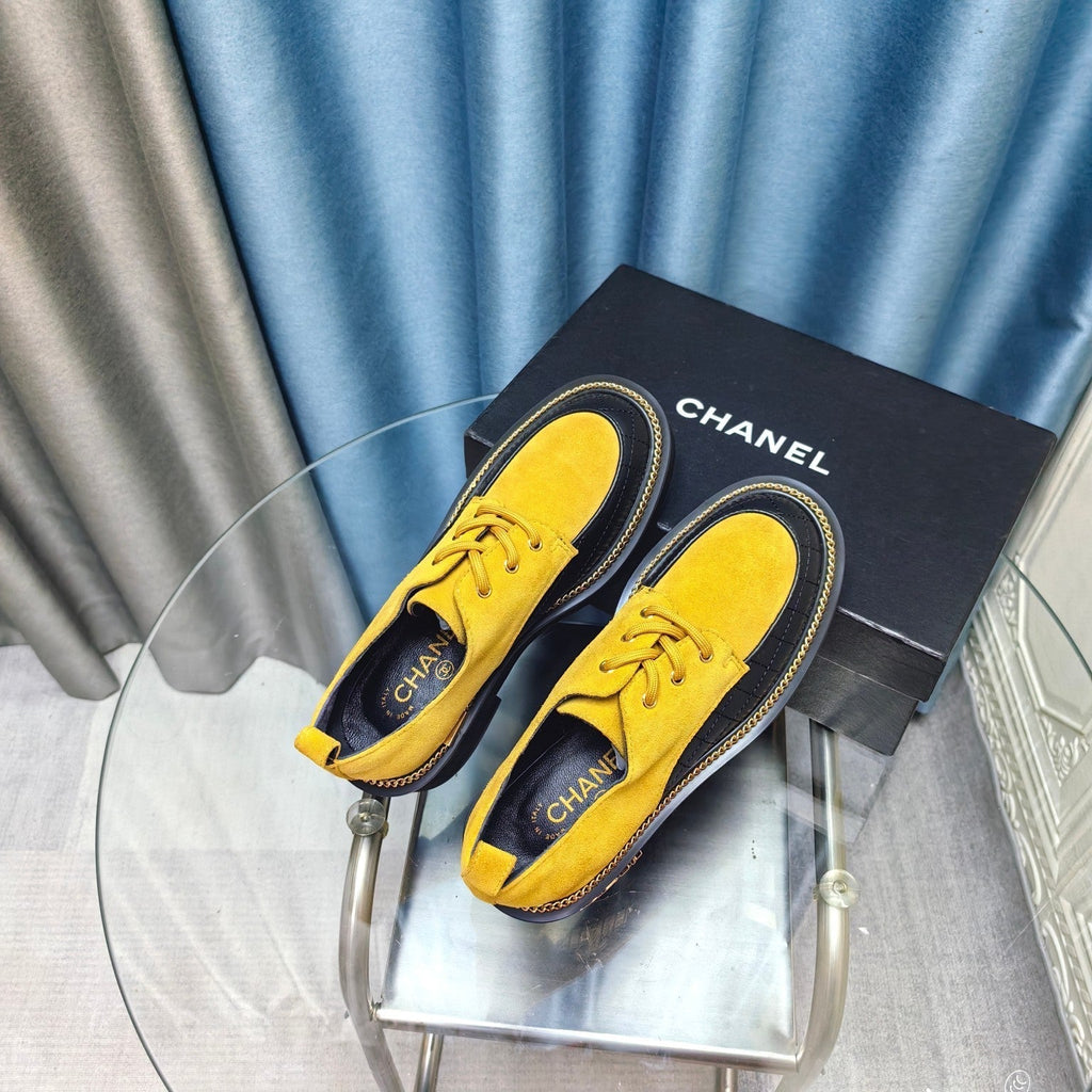 OXFORD SHOES IN GOLD YELLOW SUEDE AND BLACK SHEEPSKIN