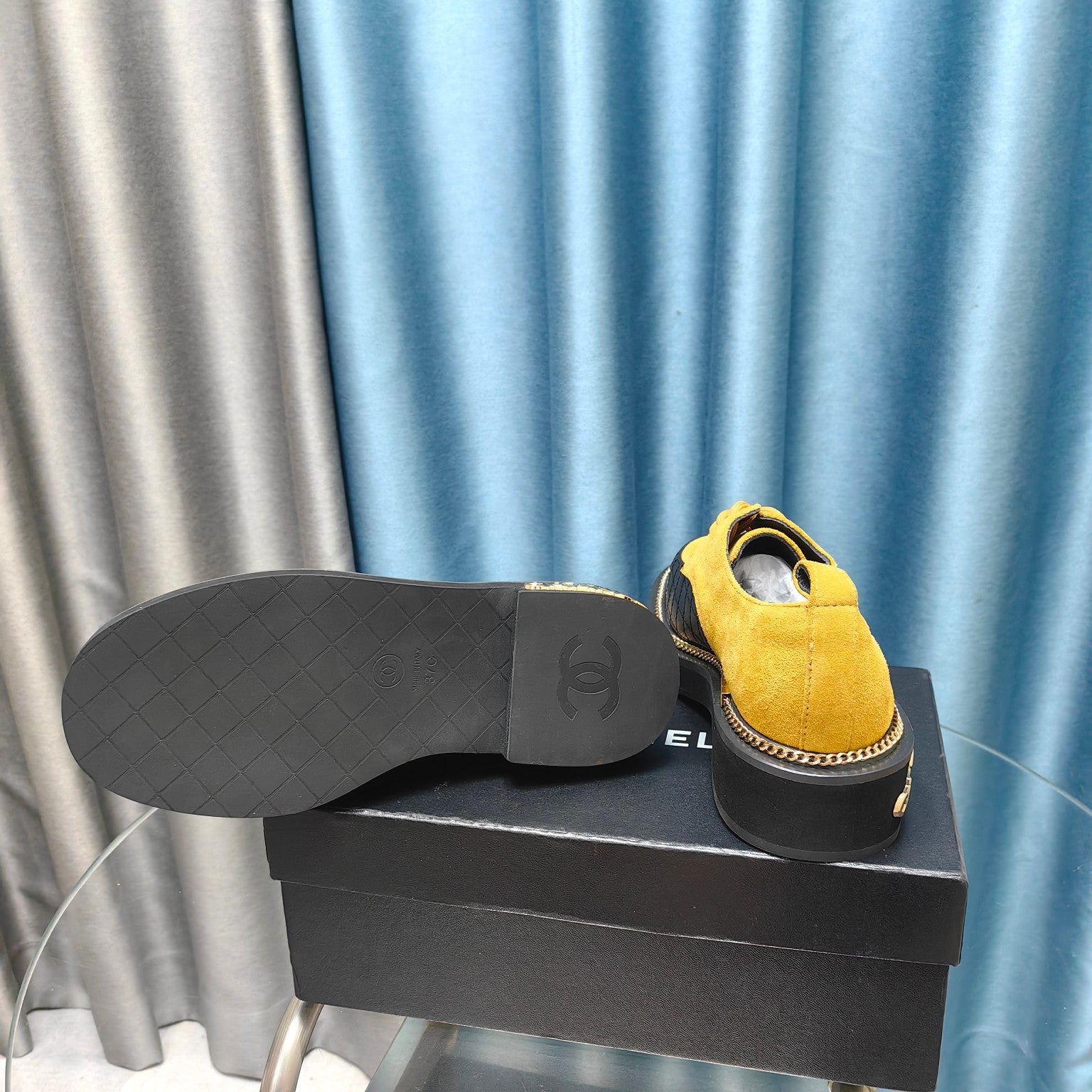 OXFORD SHOES IN GOLD YELLOW SUEDE AND BLACK SHEEPSKIN