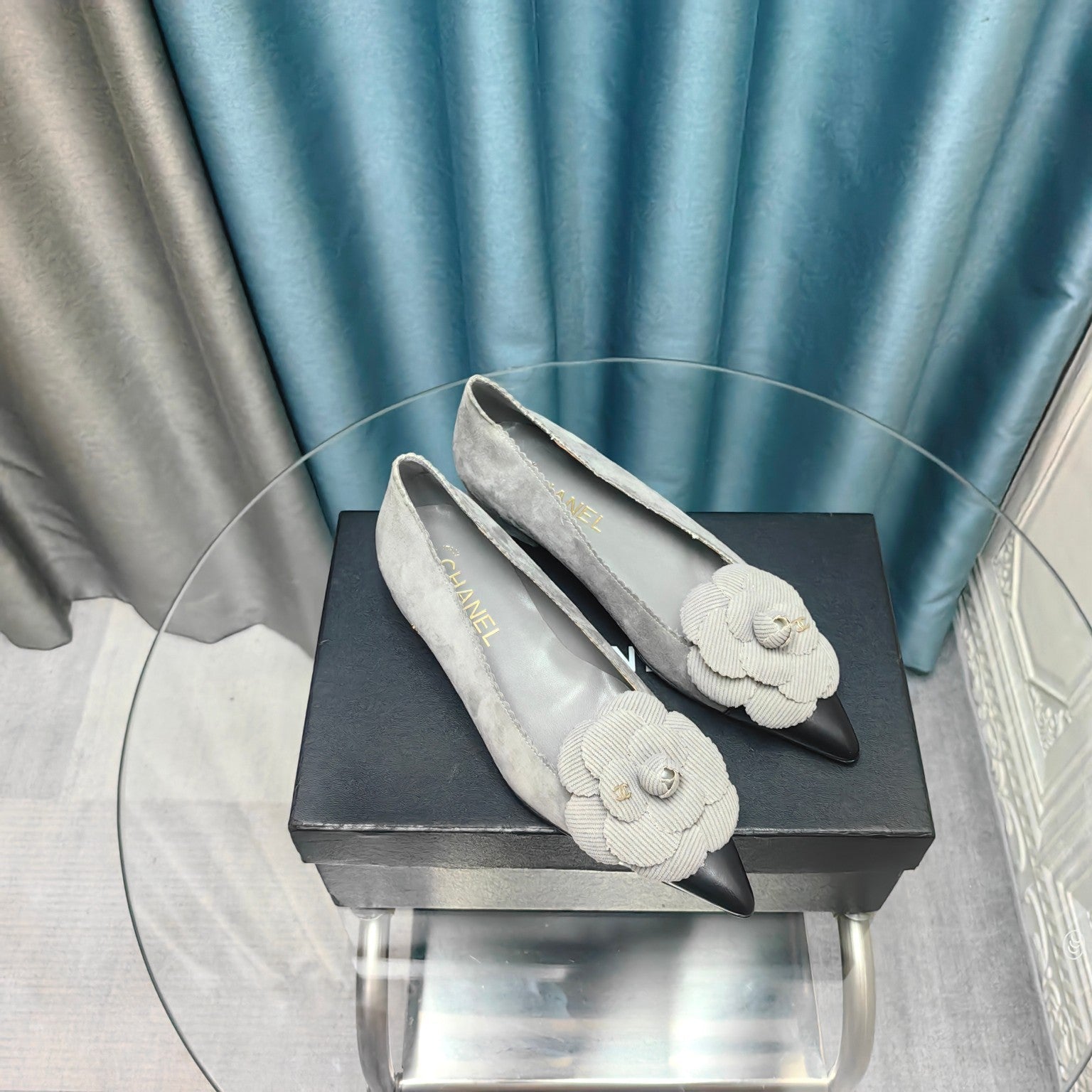 CC BALLET FLAT IN SPANISH GRAY SUEDE AND BLACK CALFSKIN WITH FLOWER