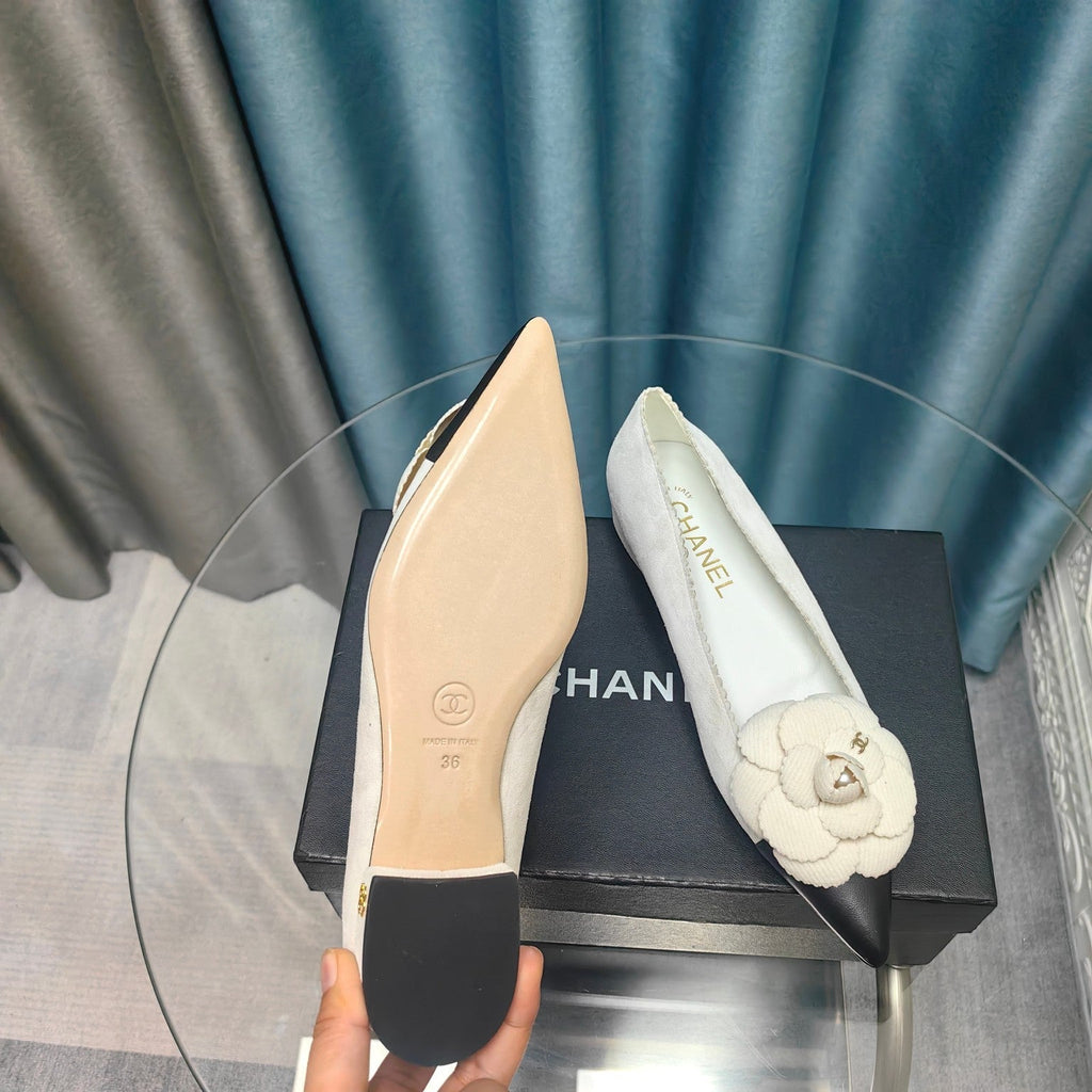 CC BALLET FLAT IN WHITE SUEDE AND BLACK CALFSKIN WITH FLOWER