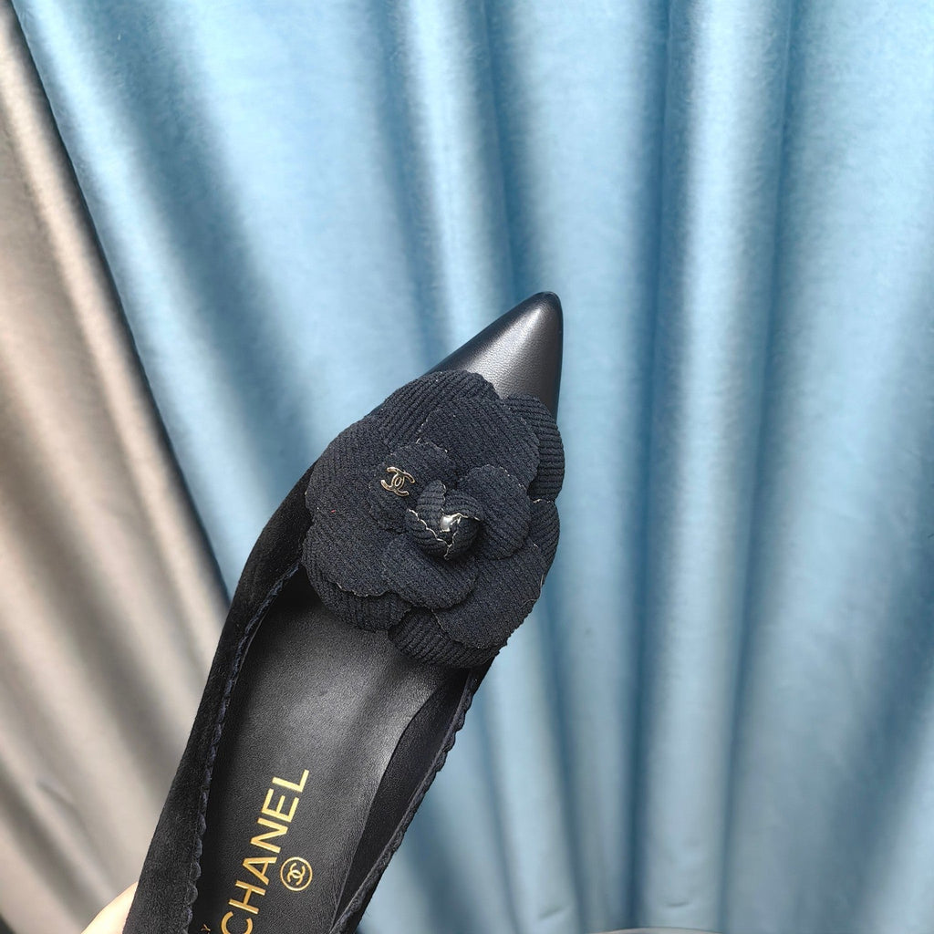 CC MEDIUM HEELS IN BLACK SUEDE AND CALFSKIN WITH FLOWER