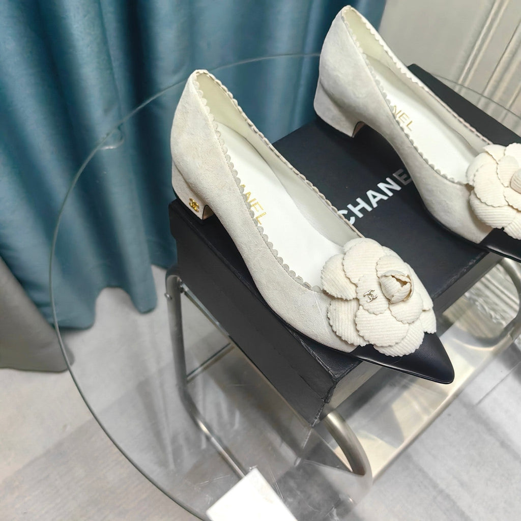 CC MEDIUM HEELS IN WHITE SUEDE AND BLACK CALFSKIN WITH FLOWER