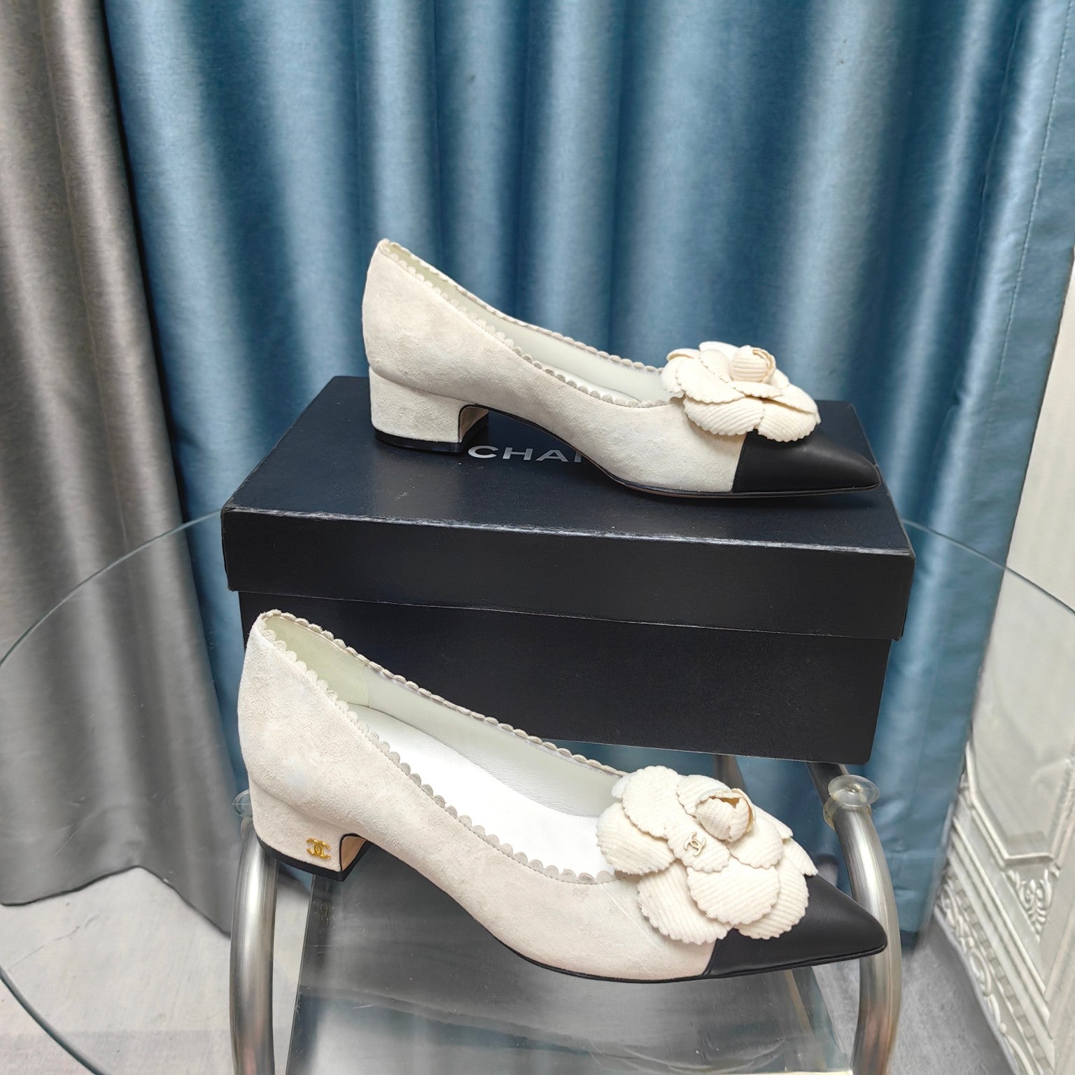 CC MEDIUM HEELS IN WHITE SUEDE AND BLACK CALFSKIN WITH FLOWER