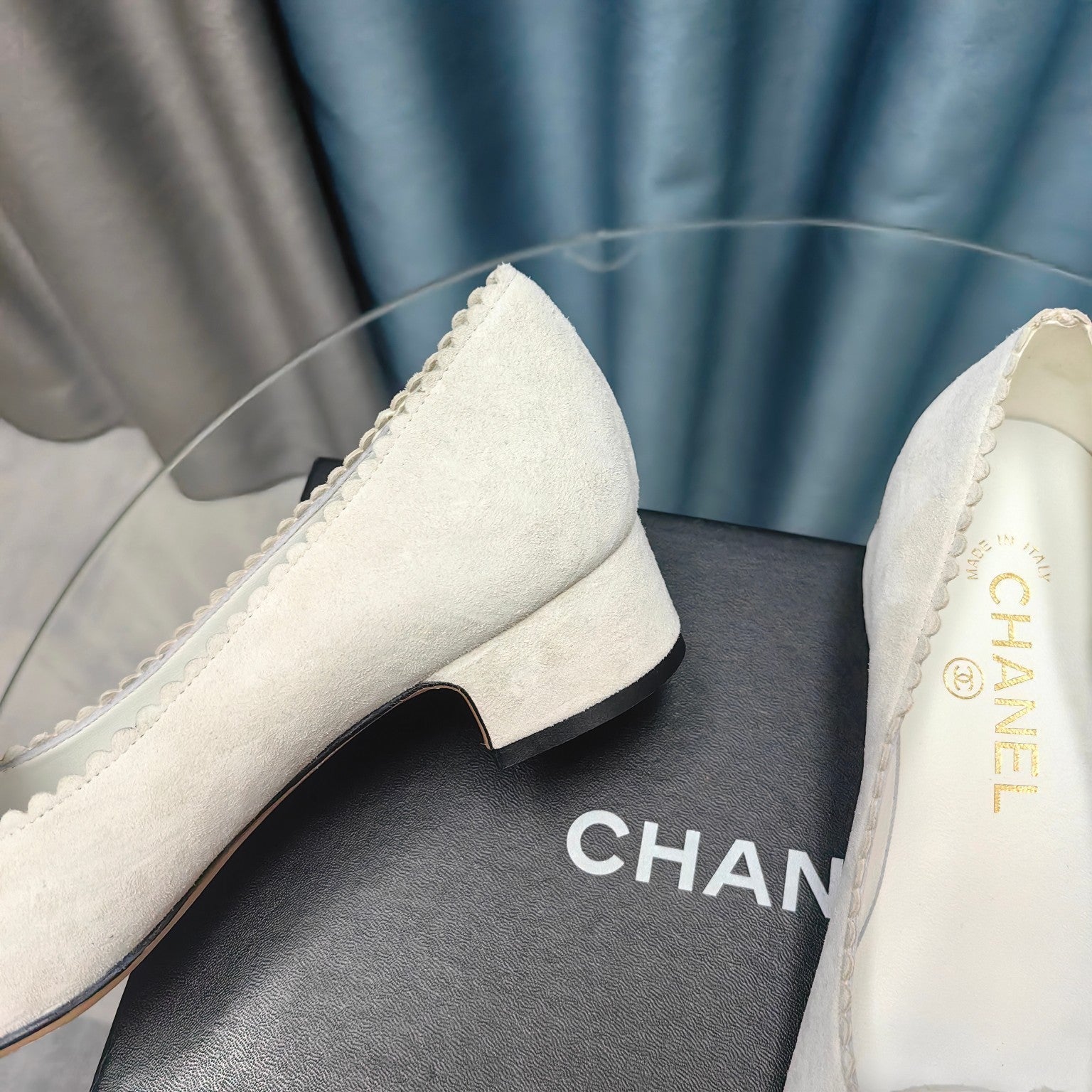 CC MEDIUM HEELS IN WHITE SUEDE AND BLACK CALFSKIN WITH FLOWER