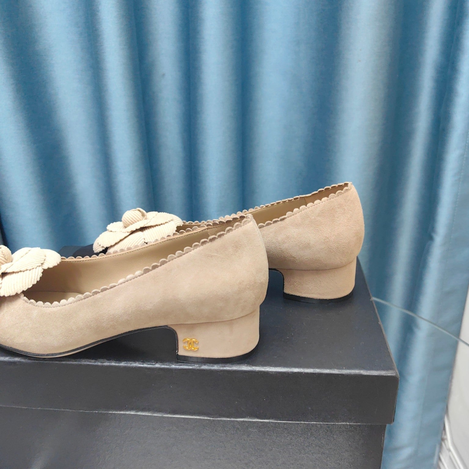 CC MEDIUM HEELS IN TAN BEIGE SUEDE AND BLACK CALFSKIN WITH FLOWER
