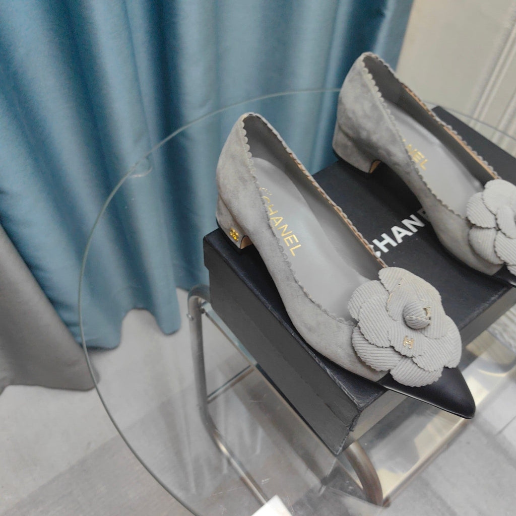 CC MEDIUM HEELS IN SPANISH GRAY SUEDE AND BLACK CALFSKIN WITH FLOWER