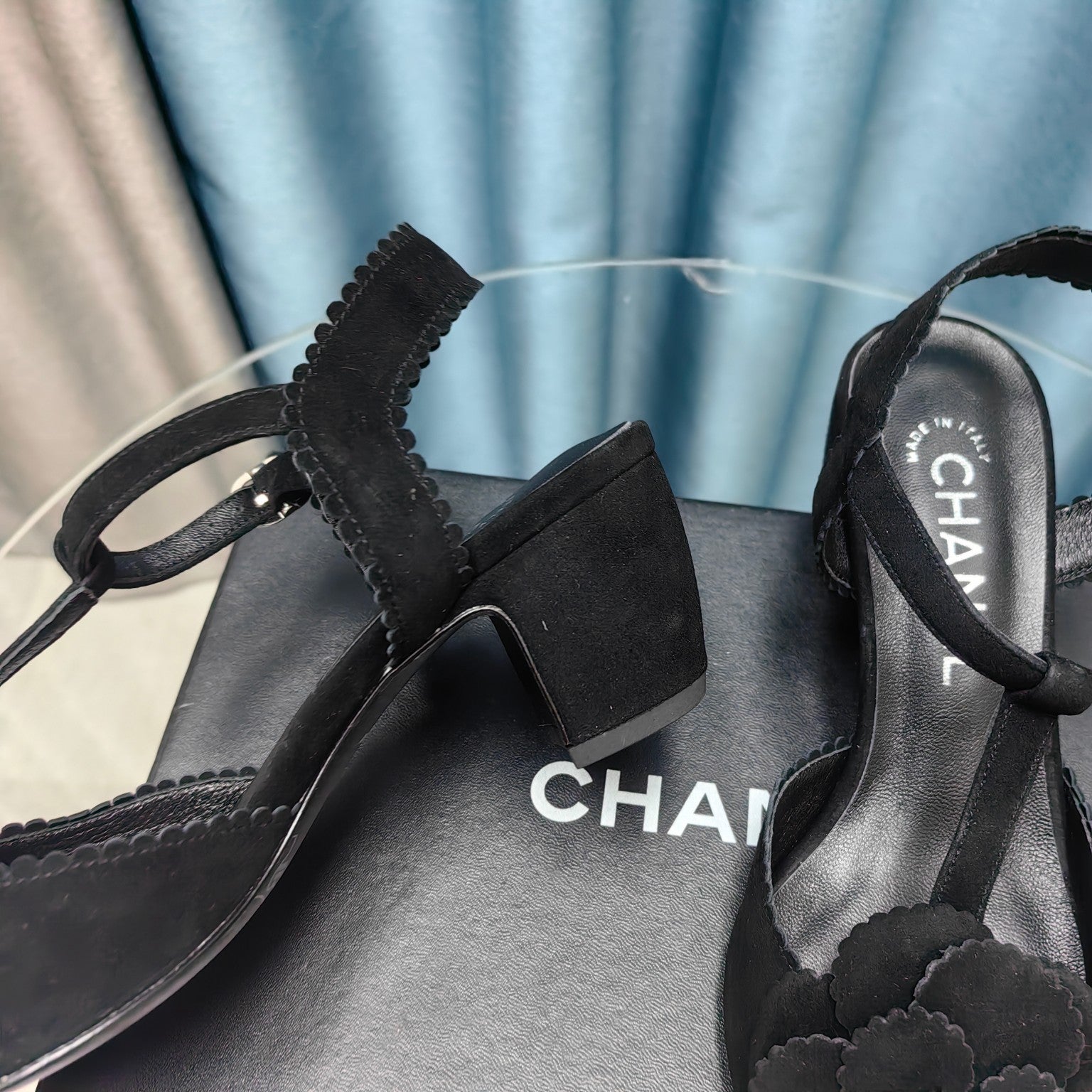 CC CAMELLIA SANDAL IN BLACK SUEDE AND CALFSKIN WITH FLOWER