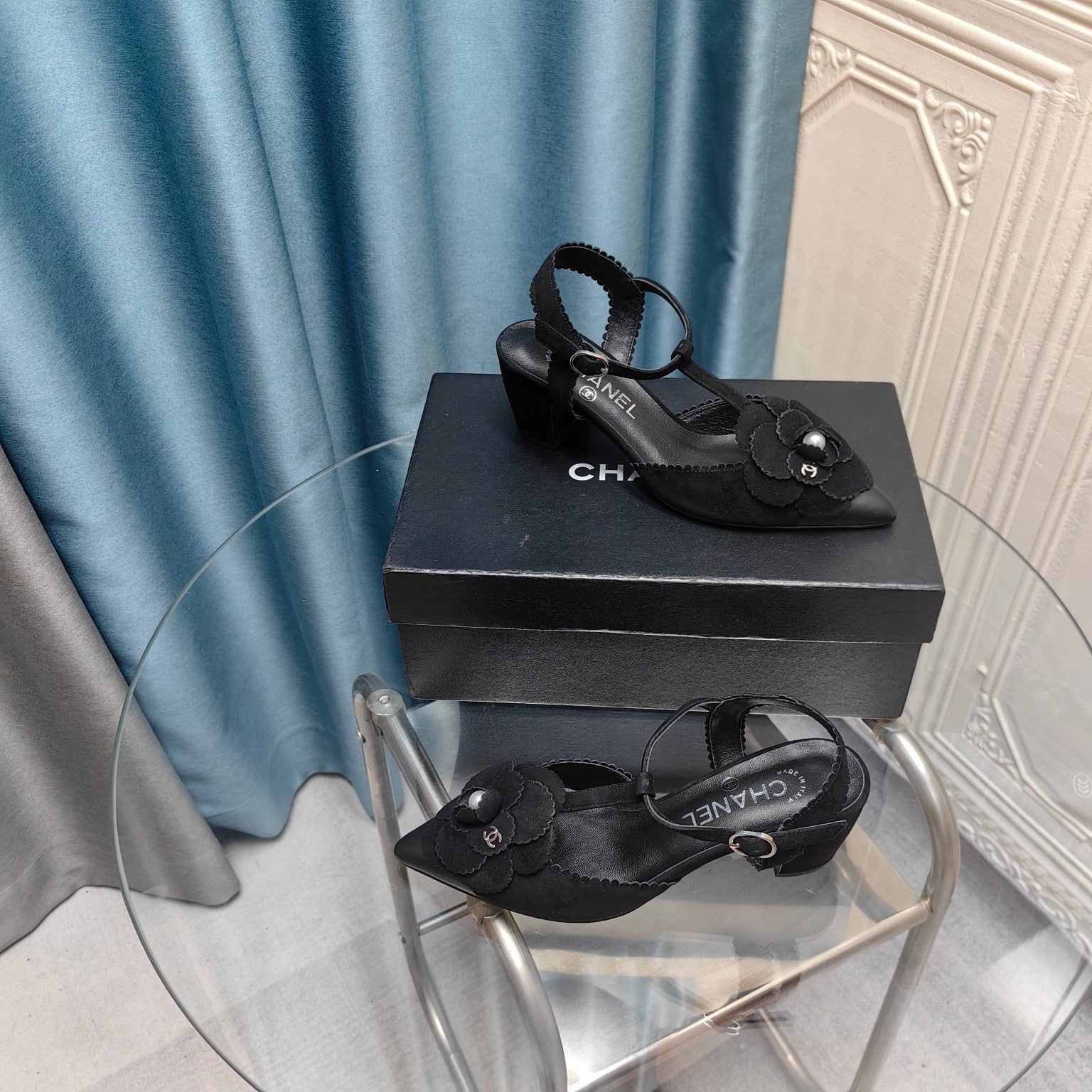 CC CAMELLIA SANDAL IN BLACK SUEDE AND CALFSKIN WITH FLOWER