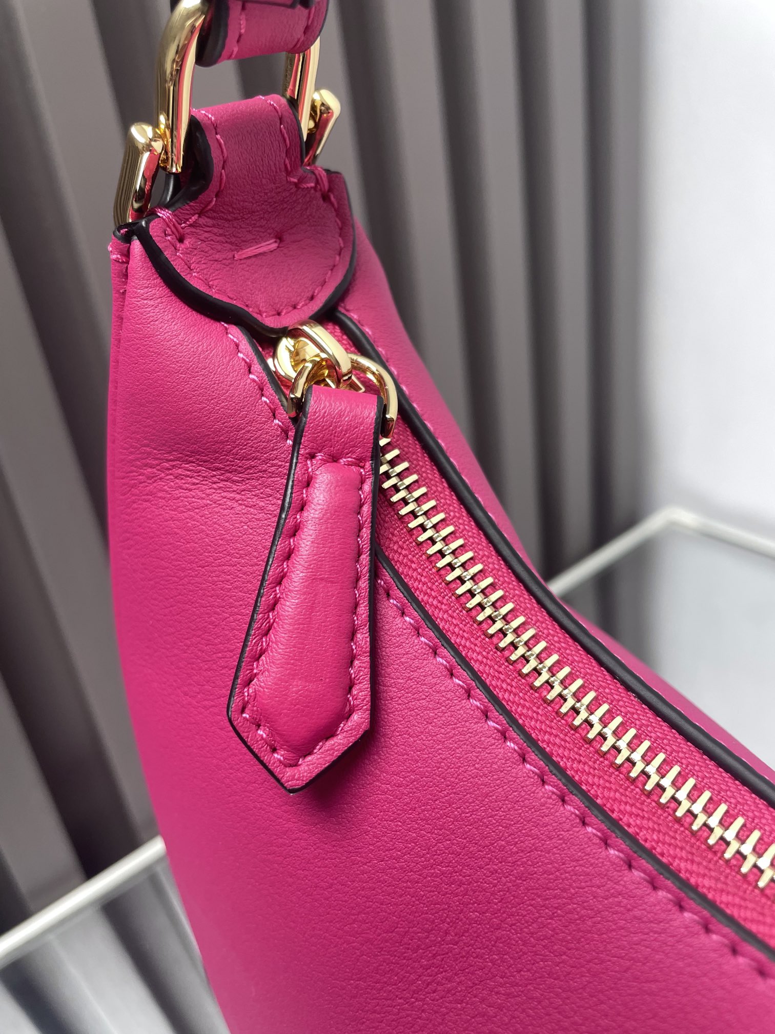 FENDIGRAPHY MEDIUM 29 IN BRIGHT PINK SMOOTH LAMBSKIN GOLD HARDWARE