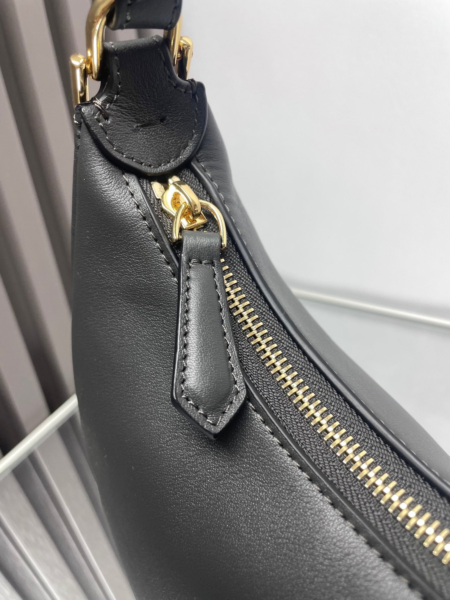 FENDIGRAPHY MEDIUM 29 IN BLACK SMOOTH LAMBSKIN GOLD HARDWARE