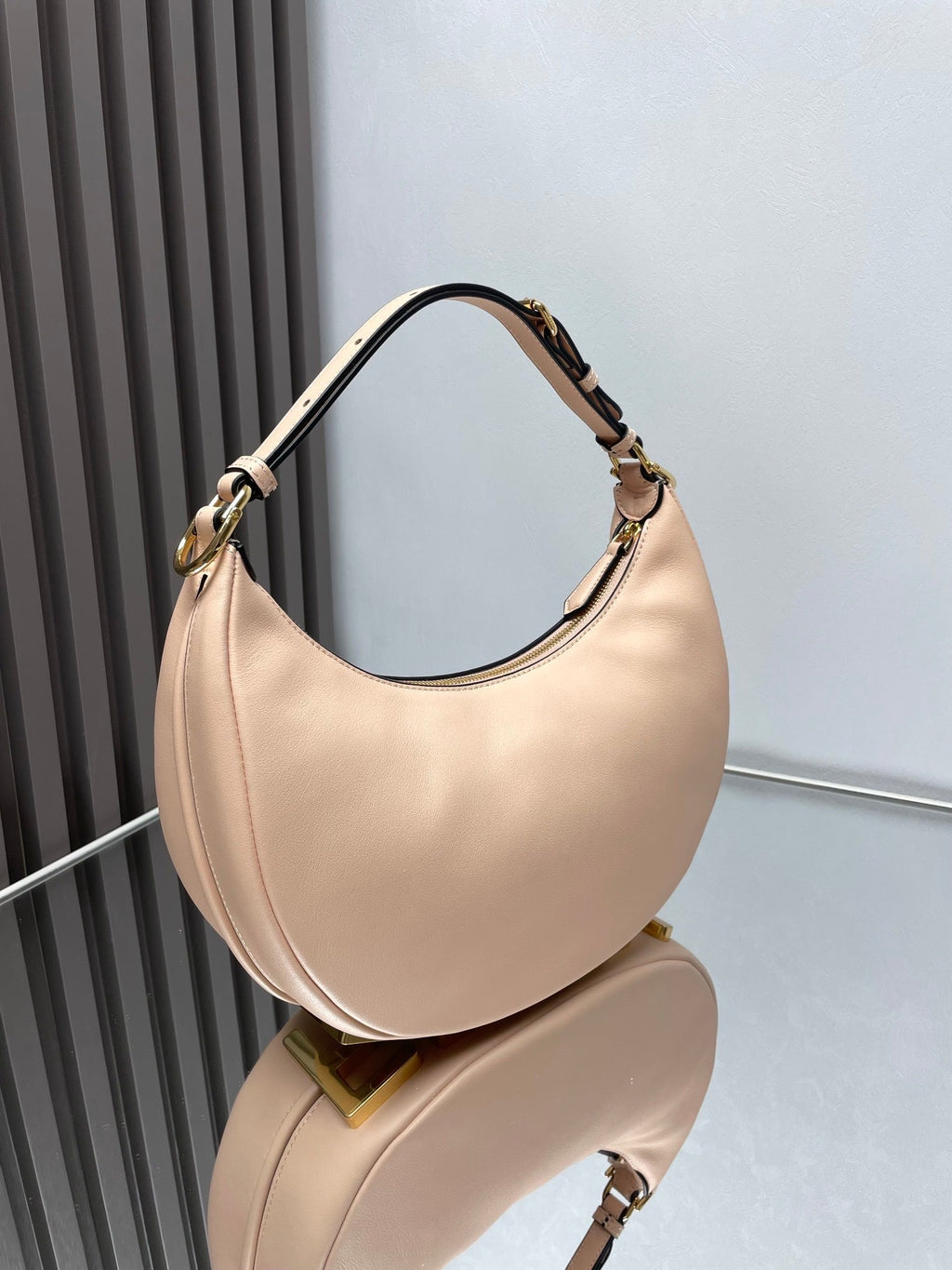 FENDIGRAPHY MEDIUM 29 IN BISQUE SMOOTH LAMBSKIN GOLD HARDWARE