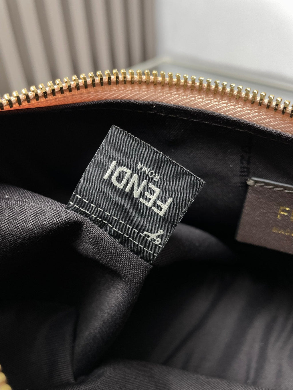 FENDIGRAPHY MEDIUM 29 IN BISQUE SMOOTH LAMBSKIN GOLD HARDWARE