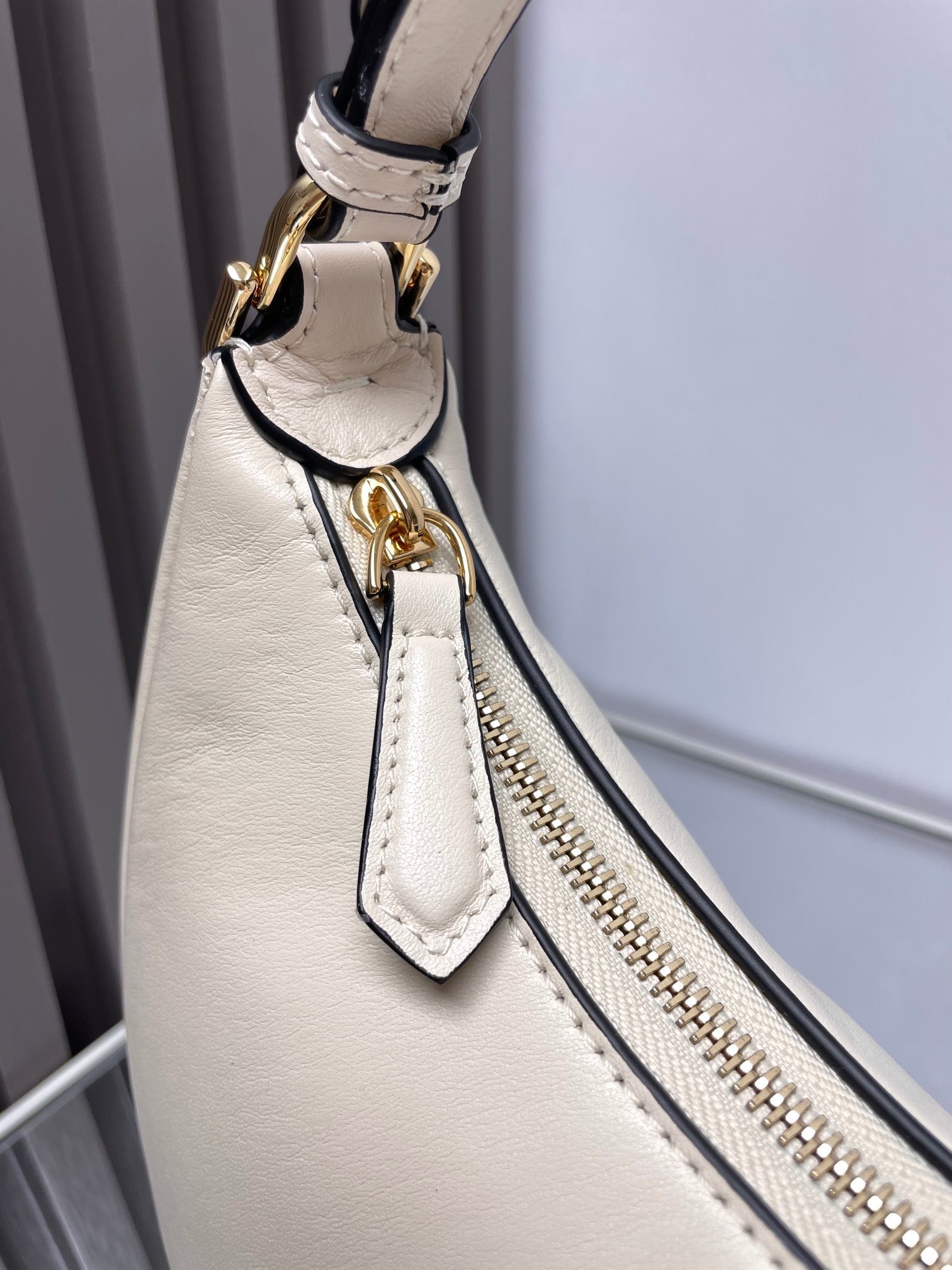 FENDIGRAPHY MEDIUM 29 IN WHITE SMOOTH LAMBSKIN GOLD HARDWARE