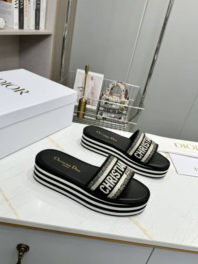 CD DWAY PLATFORM SLIDE IN BLACK AND WHITE COTTON EMBOSSED LOGO