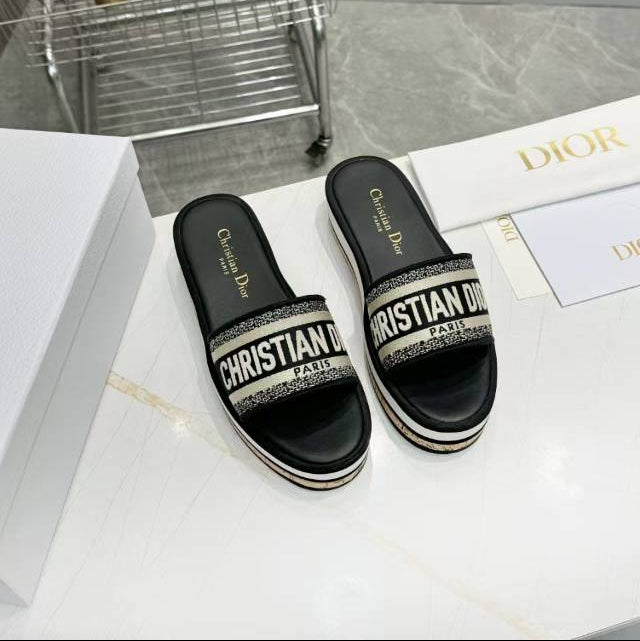 CD DWAY PLATFORM SLIDE IN BLACK AND WHITE COTTON EMBOSSED LOGO