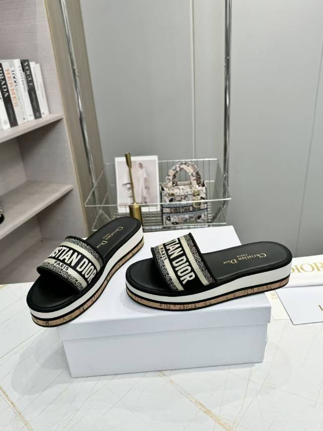 CD DWAY PLATFORM SLIDE IN BLACK AND WHITE COTTON EMBOSSED LOGO