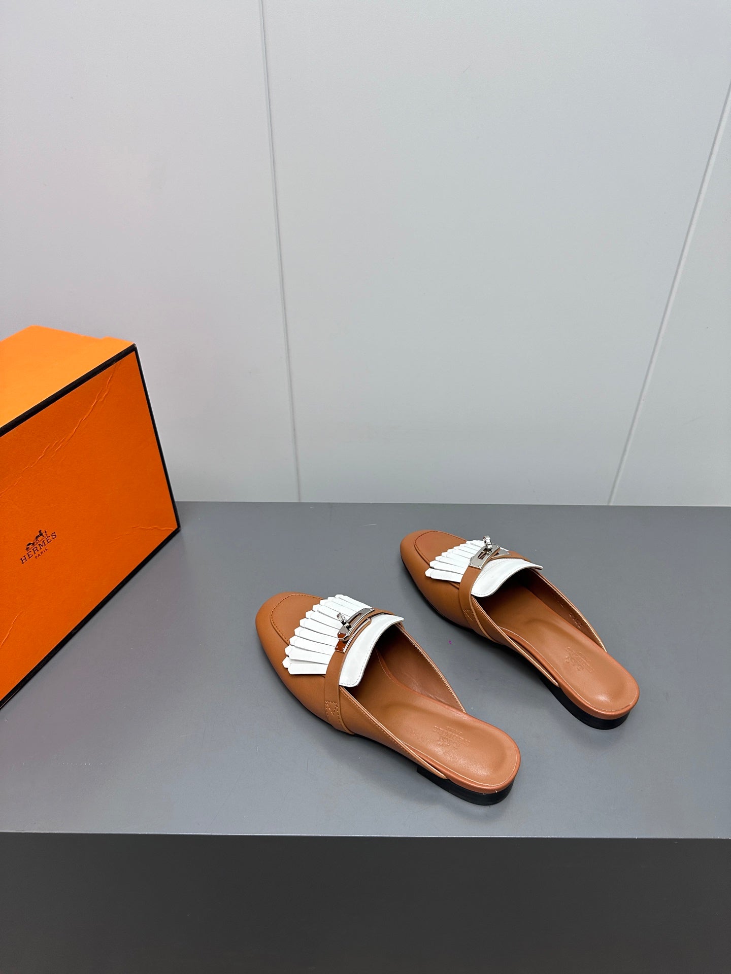 0Z MULE IN BRONZE BROWN LAMBSKIN WITH WHITE FRINGE DETAIL