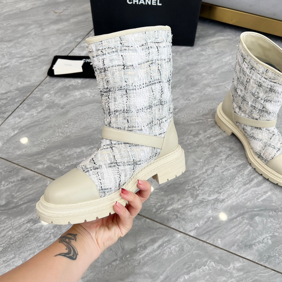 CHANEL 25S MID-CALF BOOTS 45MM IN BEIGE CALFSKIN AND WHITE TWEED GOLD HARDWRE