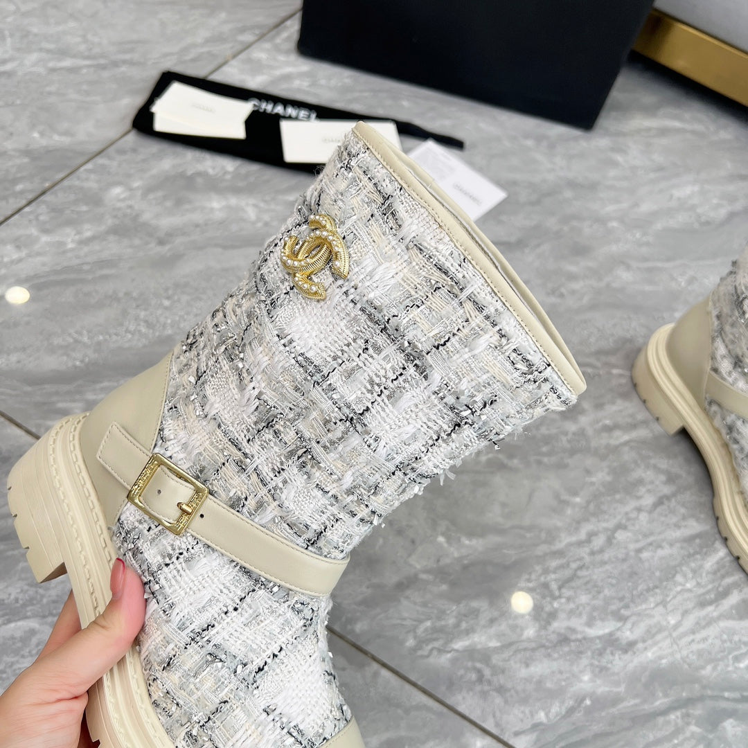 CHANEL 25S MID-CALF BOOTS 45MM IN BEIGE CALFSKIN AND WHITE TWEED GOLD HARDWRE