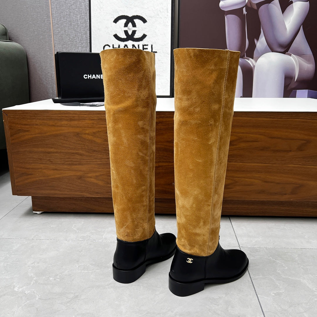 CHANEL 25S KNEE-HIGH BOOTS 35MM IN BLACK CALFSKIN AND CARAMEL SUEDE