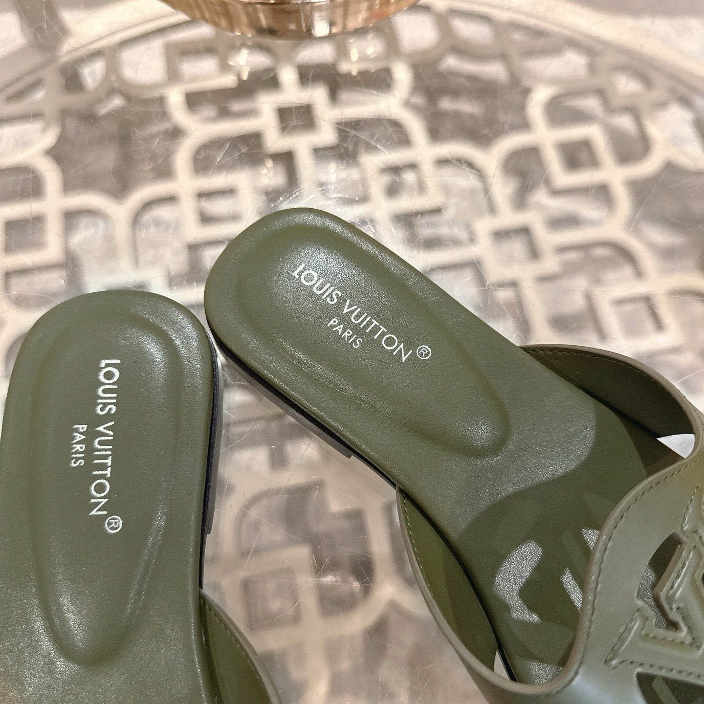 ISOLA FLAT SLIDE IN ARMY GREEN CALFSKIN