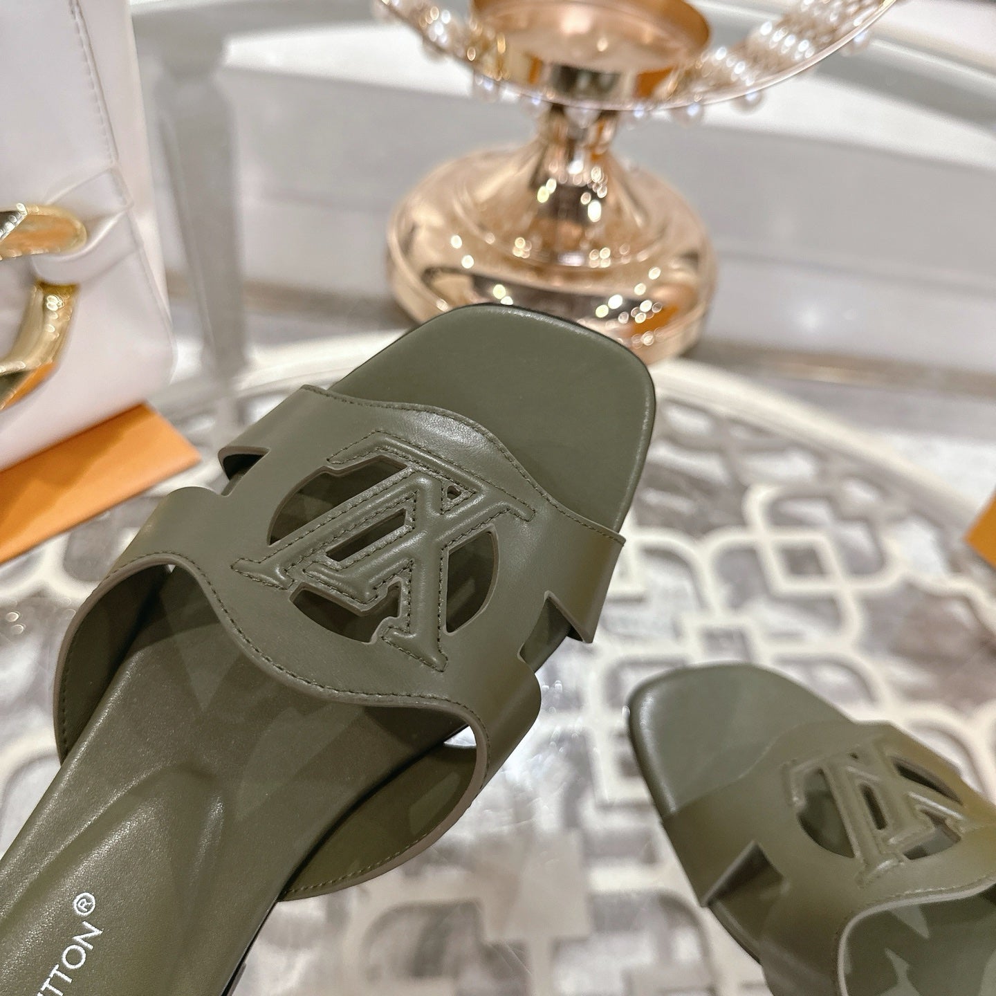 ISOLA FLAT SLIDE IN ARMY GREEN CALFSKIN