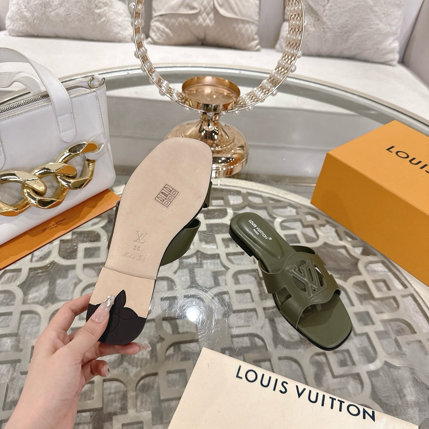 ISOLA FLAT SLIDE IN ARMY GREEN CALFSKIN