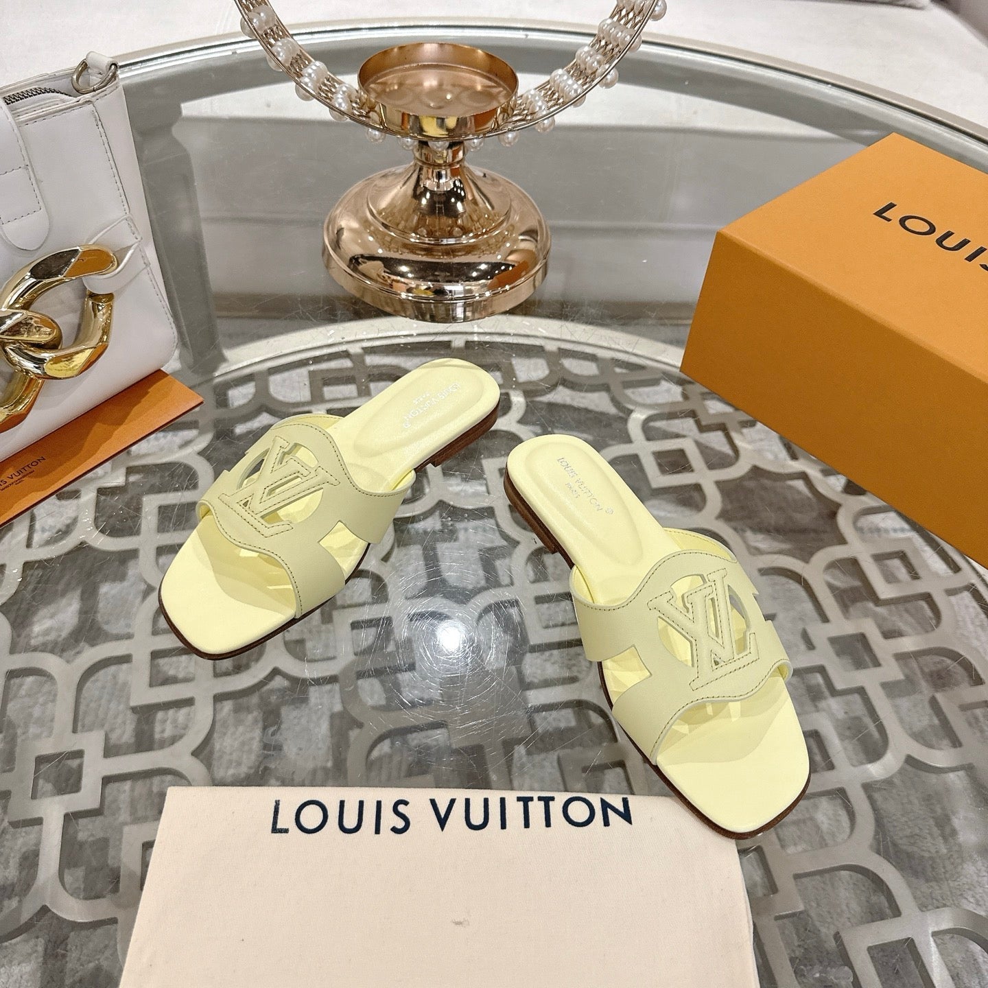 ISOLA FLAT SLIDE IN PALE YELLOW CALFSKIN