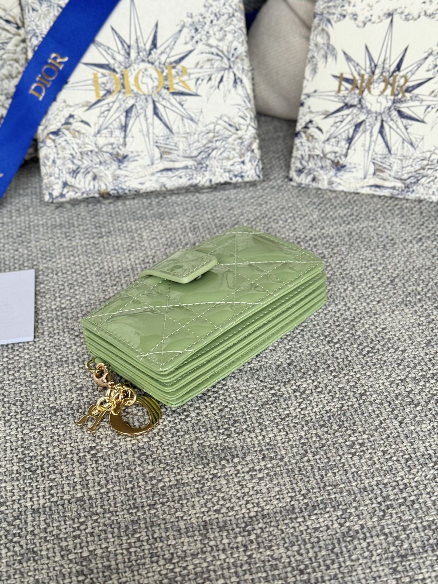 LADY JASMINE CARD HOLDER 10 IN LIGHT GREEN QUILTED PATENT CALFSKIN