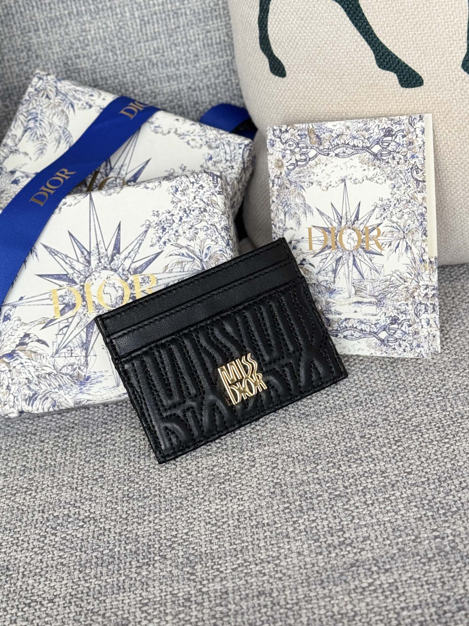 FREESIA CARD HOLDER 10 IN BLACK QUILTED ALLOVER CALFSKIN