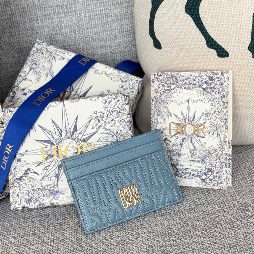 FREESIA CARD HOLDER 10 IN BABY BLUE QUILTED ALLOVER CALFSKIN