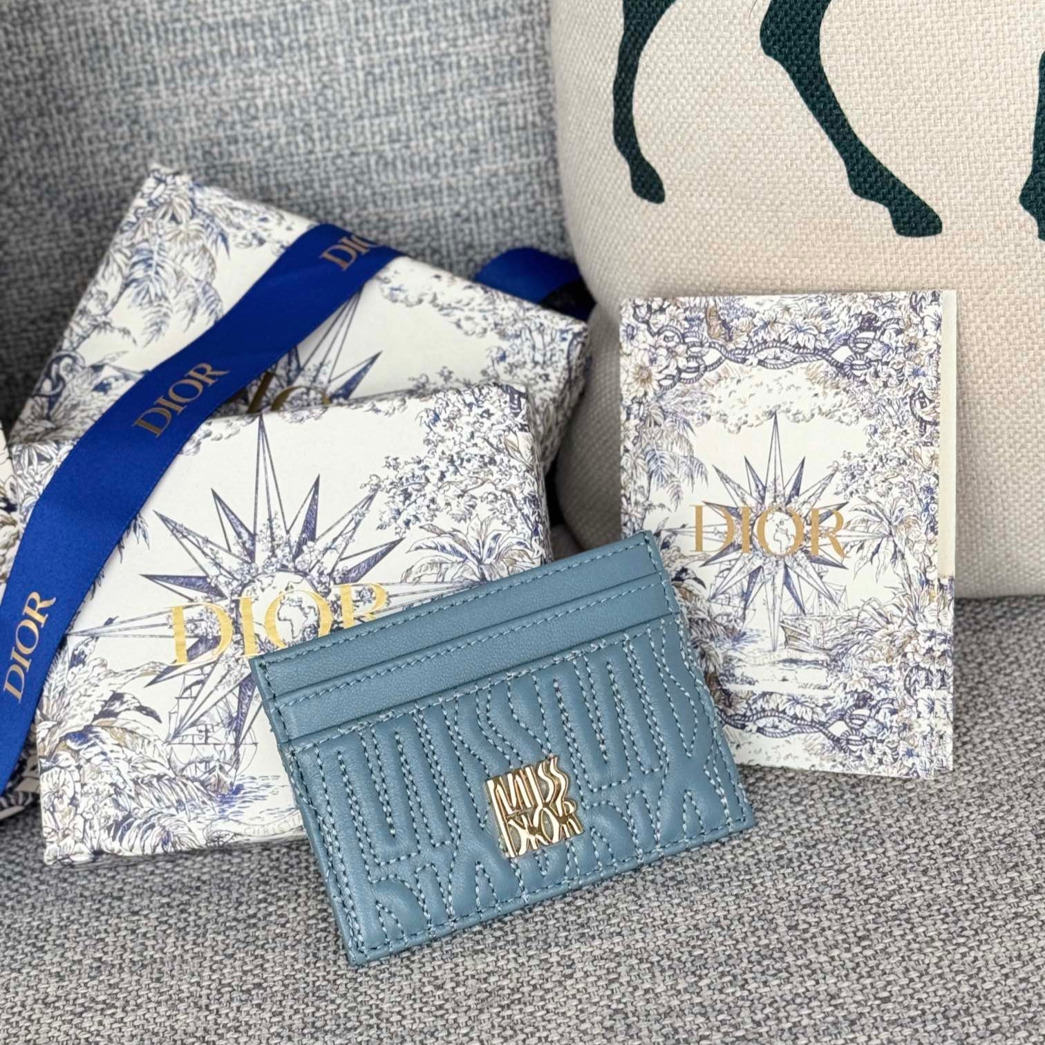 FREESIA CARD HOLDER 10 IN BABY BLUE QUILTED ALLOVER CALFSKIN