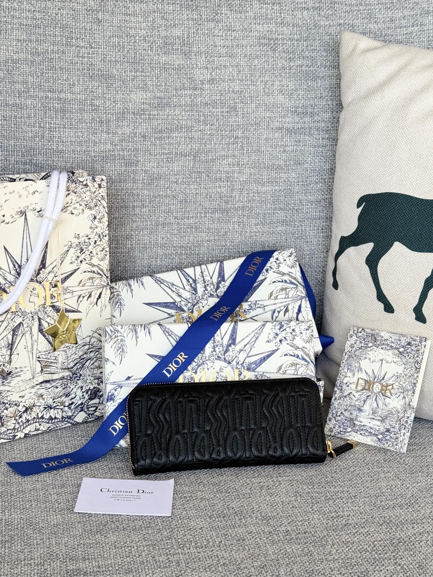 VERTICAL LONG ZIP WALLET 20 IN BLACK QUILTED ALLOVER CALFSKIN